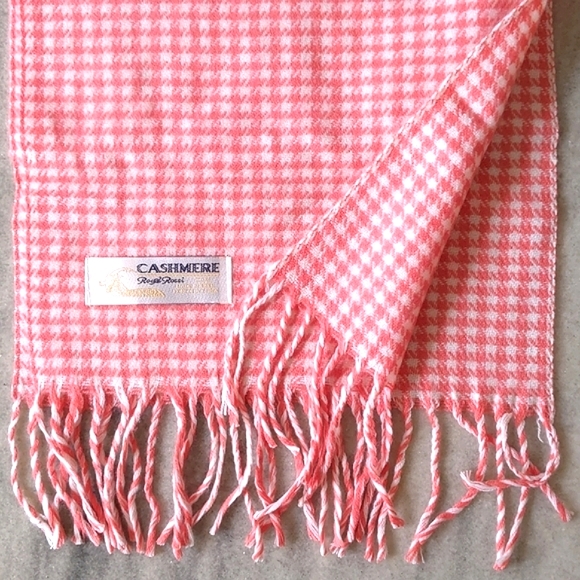 NWT. Woman's 100% Cashmere houndstooth check scarf. - Picture 3 of 4